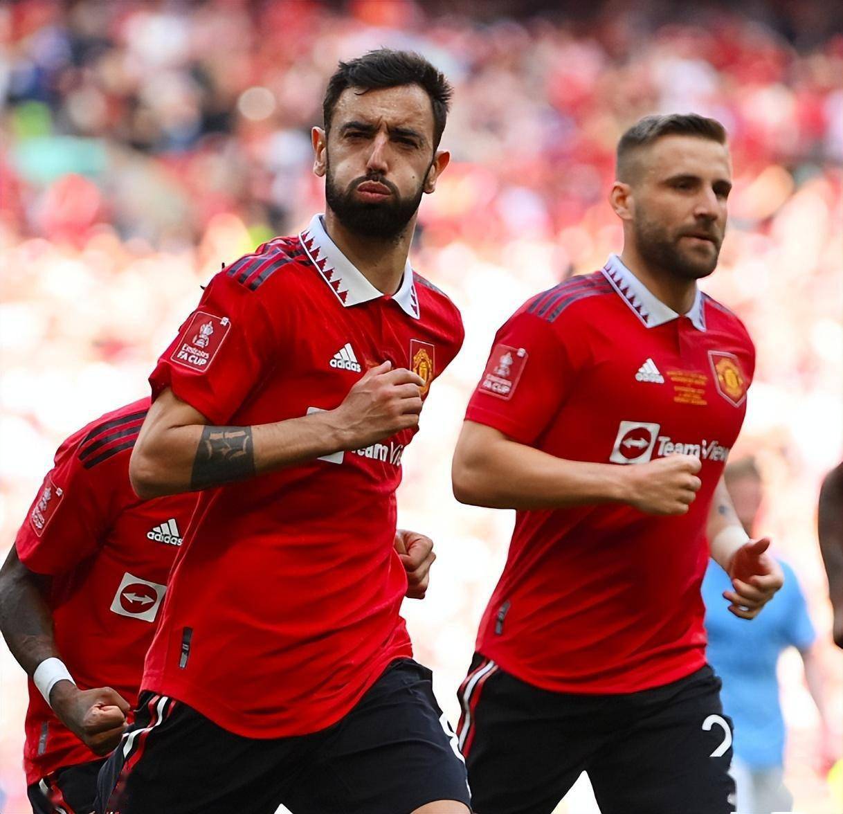 包含赛前葡萄牙体育调整名单以备足总杯，队长鼓劲环节打磨，更衣室稳定，阵容厚度经受考验的词条