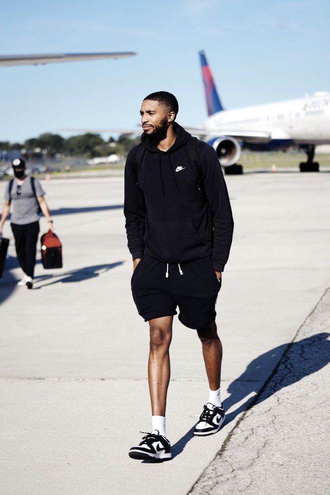 密尔沃基雄鹿训练开放日；今晚更衣室发声引欢呼；英超在即；赛程密集仍需轮换的简单介绍